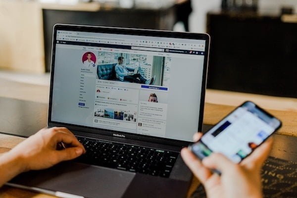 reseaux sociaux portable macbook